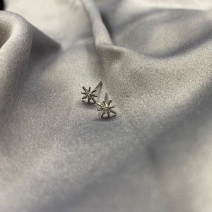 Star stud earrings